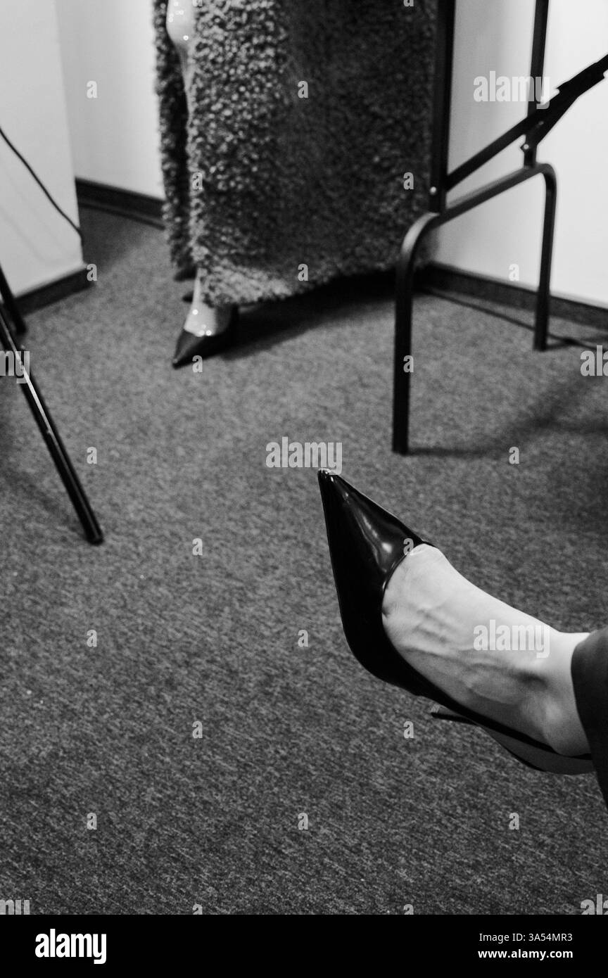 Kiev, Ukraine - 17 février 2025. Les mannequins se préparent dans les coulisses du défilé Gasanova, présentant des designs élégants et des poses saisissantes tandis que les stylistes effectuent les derniers ajustements. Banque D'Images