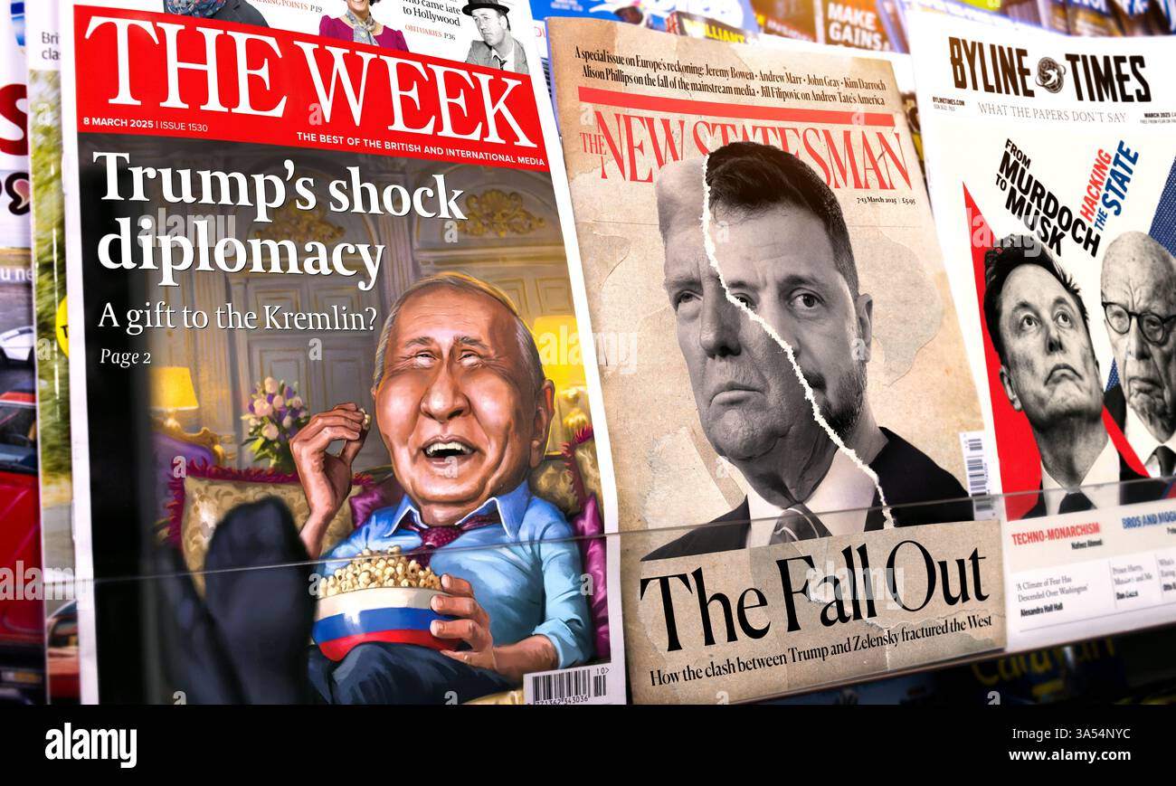 Russie Ukraine les gros titres sur la guerre avec les dirigeants mondiaux Vladimir Poutine, le président américain Donald Trump, Volodymyr Zelenskyy et le PDG de Tesla Elon Musk. Banque D'Images