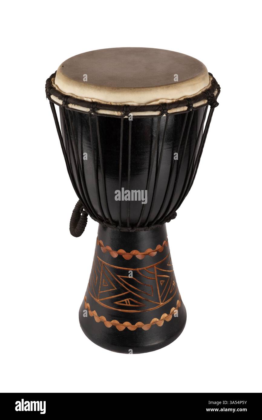 Djembé noir, instrument de percussion ethnique, isolé sur fond blanc découpé Banque D'Images