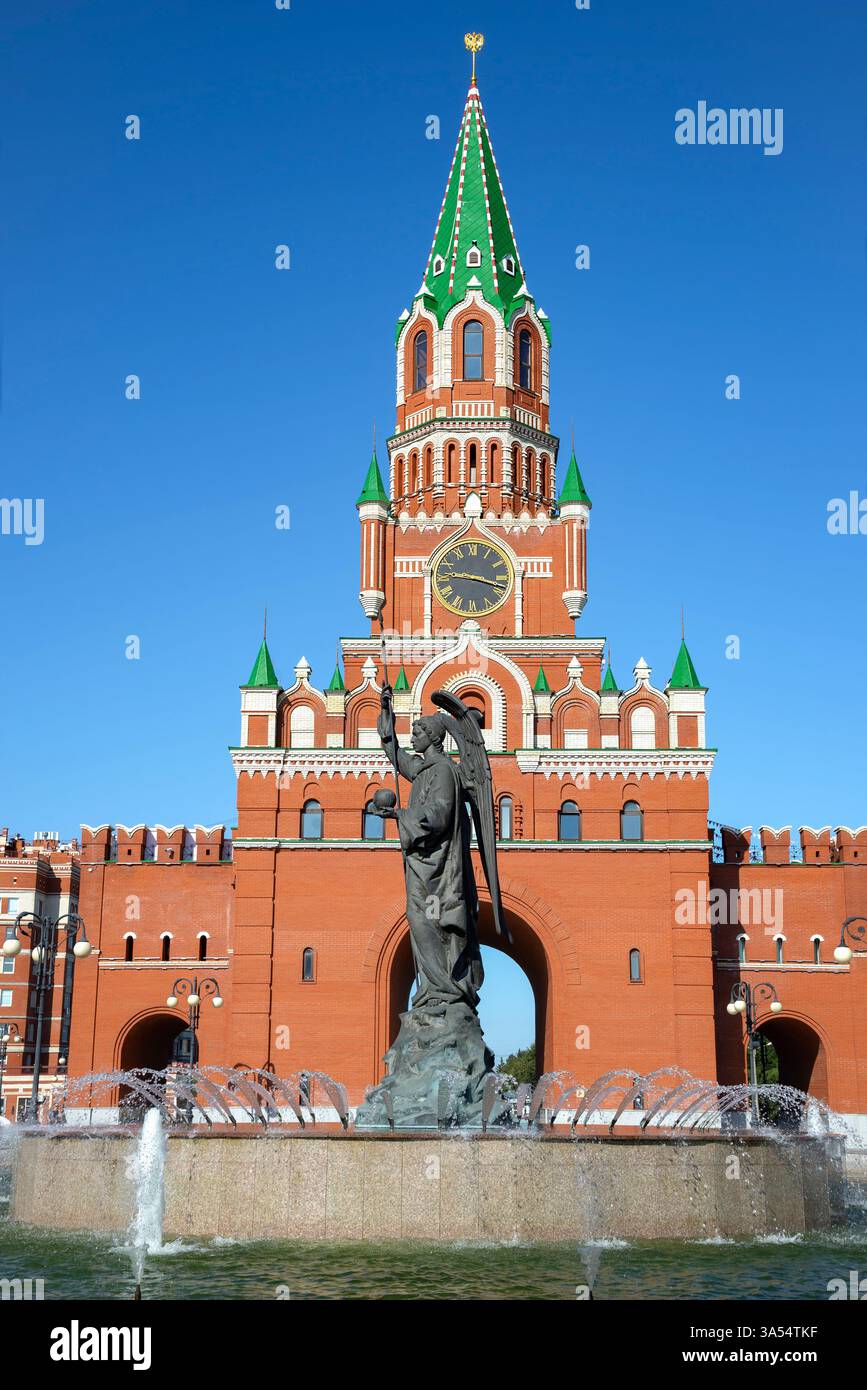 YOSHKAR-OLA, RUSSIE - 31 AOÛT 2024 : fontaine avec la sculpture de l'archange Gabriel à l'arrière-plan de la Tour de l'Annonciation. Yoshkar-Ola, Banque D'Images