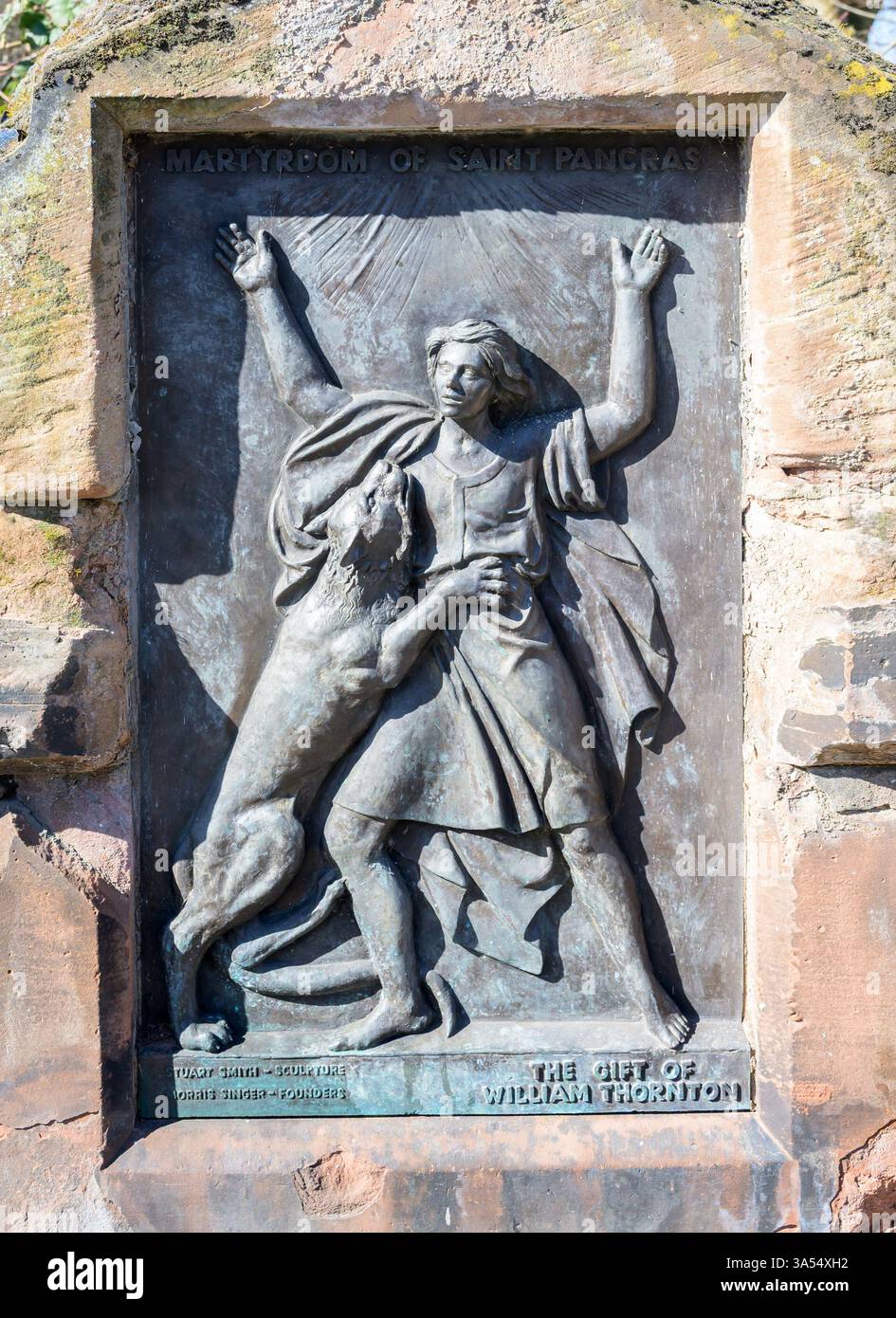Londres, Royaume-Uni. Pont de Gloucester Gate, Regents Park, Camden. Plaque de bronze représentant le martyre de St Pancras (sculpteur : Stuart Smith - Don de Willia Banque D'Images