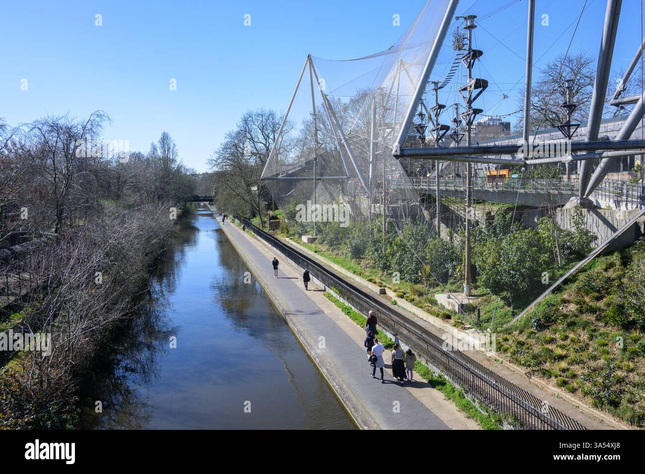 Londres, Royaume-Uni. Regents canal qui traverse le centre du zoo de Londres - volière de Snowdon (1965 - maintenant Monkey Valley) à droite Banque D'Images