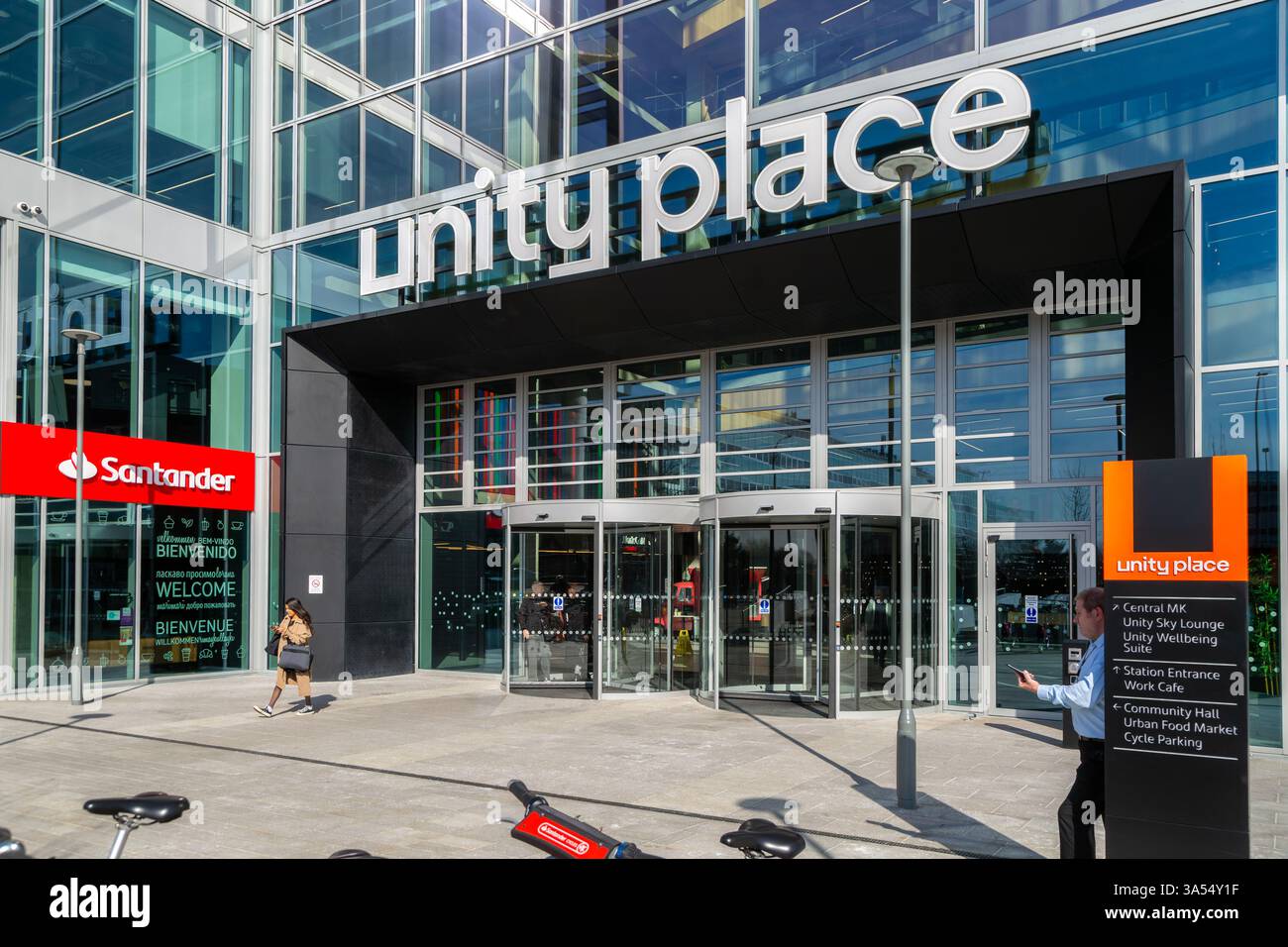 Siège social de la banque Banco Santander, Unity place, Milton Keynes Central, Buckinghamshire, Angleterre, ROYAUME-UNI Banque D'Images