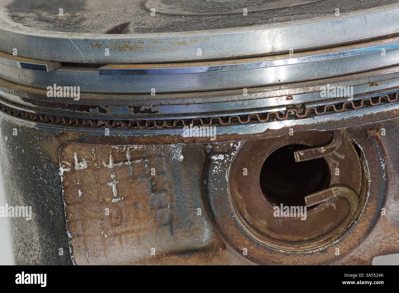 Le piston usagé se rapproche du côté Banque D'Images