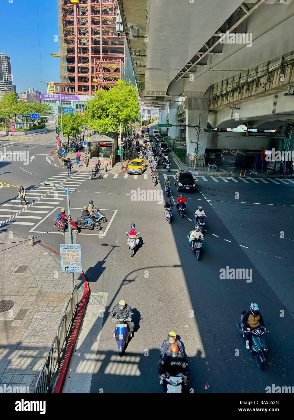Taipei, Taiwan, angle élevé, scène de rue, conduite de scooters à moteur, immeuble de bureaux, architecture moderne, chantier, Centre-ville, 'Twin Towers' Banque D'Images