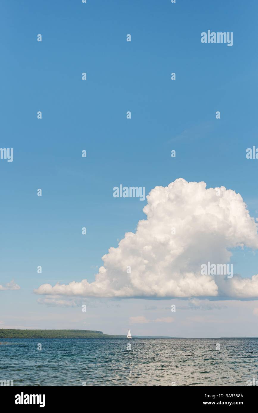 Gros nuage de tonnerre sur voilier sur l'eau avec vue sur l'escarpement Banque D'Images