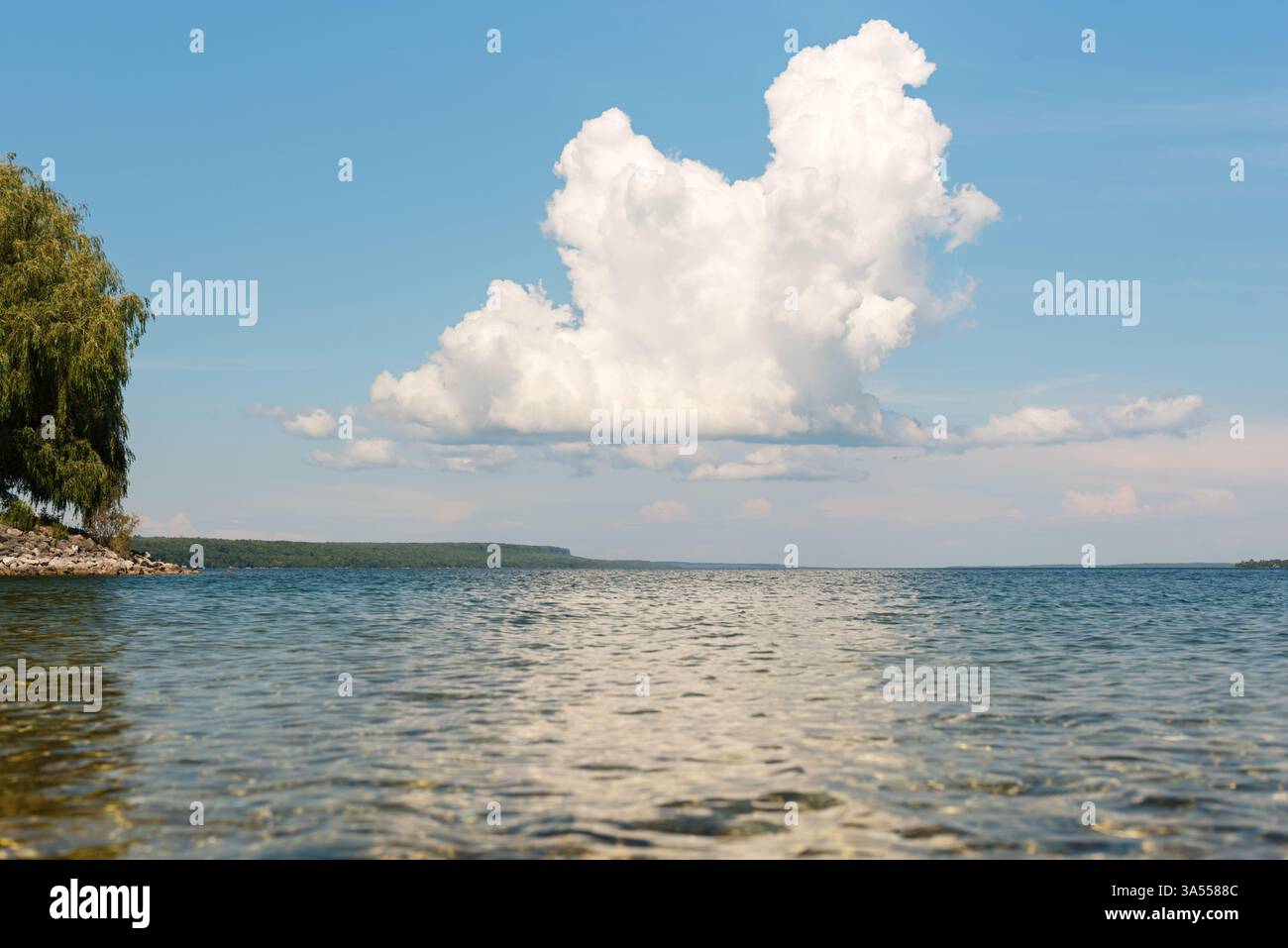 Vue sur l'eau du nuage d'orage cumulonimbus au-dessus de la baie Georgienne Banque D'Images