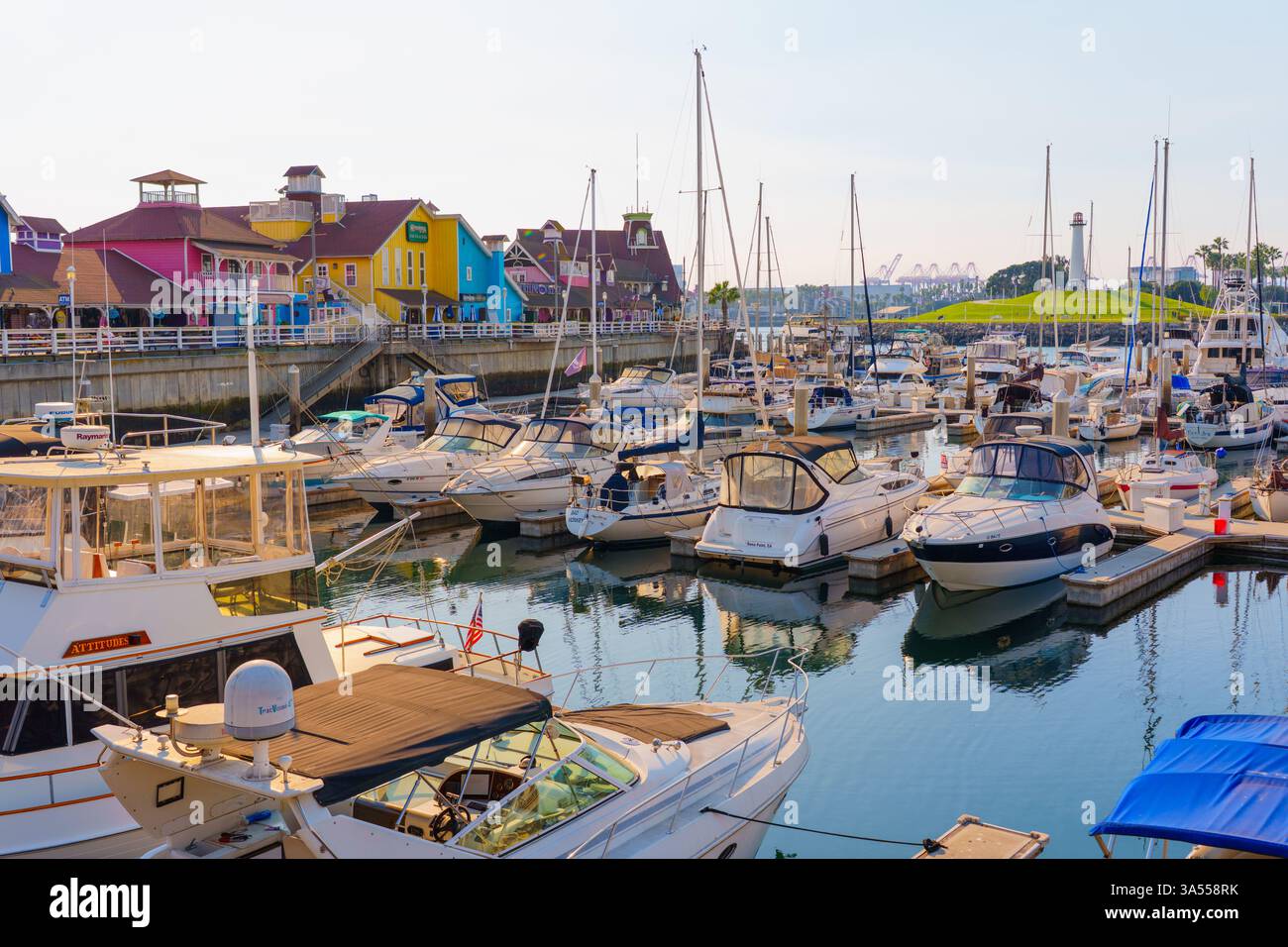 Long Beach, Californie - 11 janvier 2025 : marina animée remplie de divers bateaux et yachts, Rainbow Harbor et Shoreline Village en arrière-plan Banque D'Images