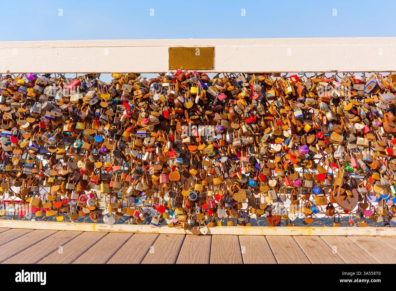 Long Beach, Californie - 11 janvier 2025 : une collection vibrante de serrures d'amour s'étend sur une clôture à Shoreline Village, long Beach, mettant en vedette un mélange de couleurs Banque D'Images