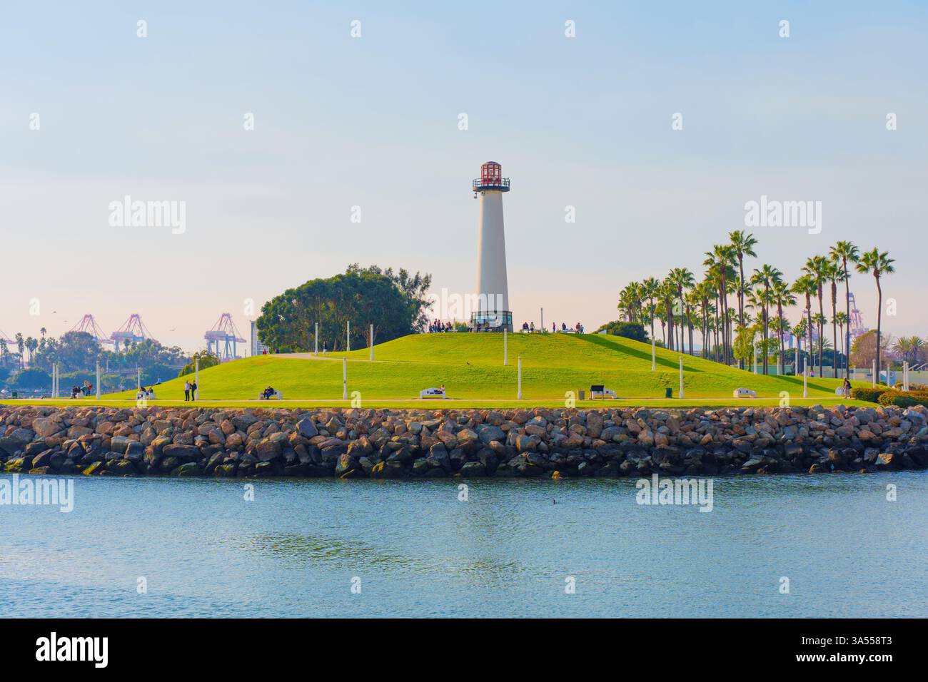 Long Beach, Californie - 11 janvier 2025 : Lions Lighthouse for Sight se dresse majestueusement sur une colline herbeuse, entourée de palmiers, avec un cadre paisible Banque D'Images