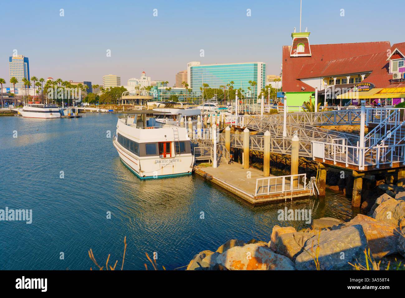 Long Beach, Californie - 11 janvier 2025 : vue grand angle de Shoreline Village présentant l'hôtel Hyatt Regency, la marina et les bateaux, mettant en valeur Lo Banque D'Images
