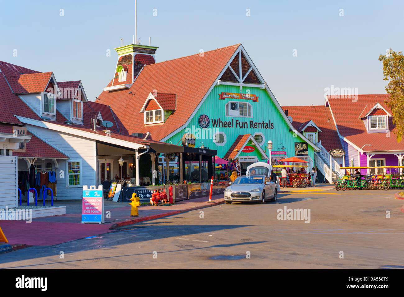 Long Beach, Californie - 11 janvier 2025 : devantures colorées et atmosphère animée au Shoreline Village à long Beach, Californie, avec Whee Banque D'Images