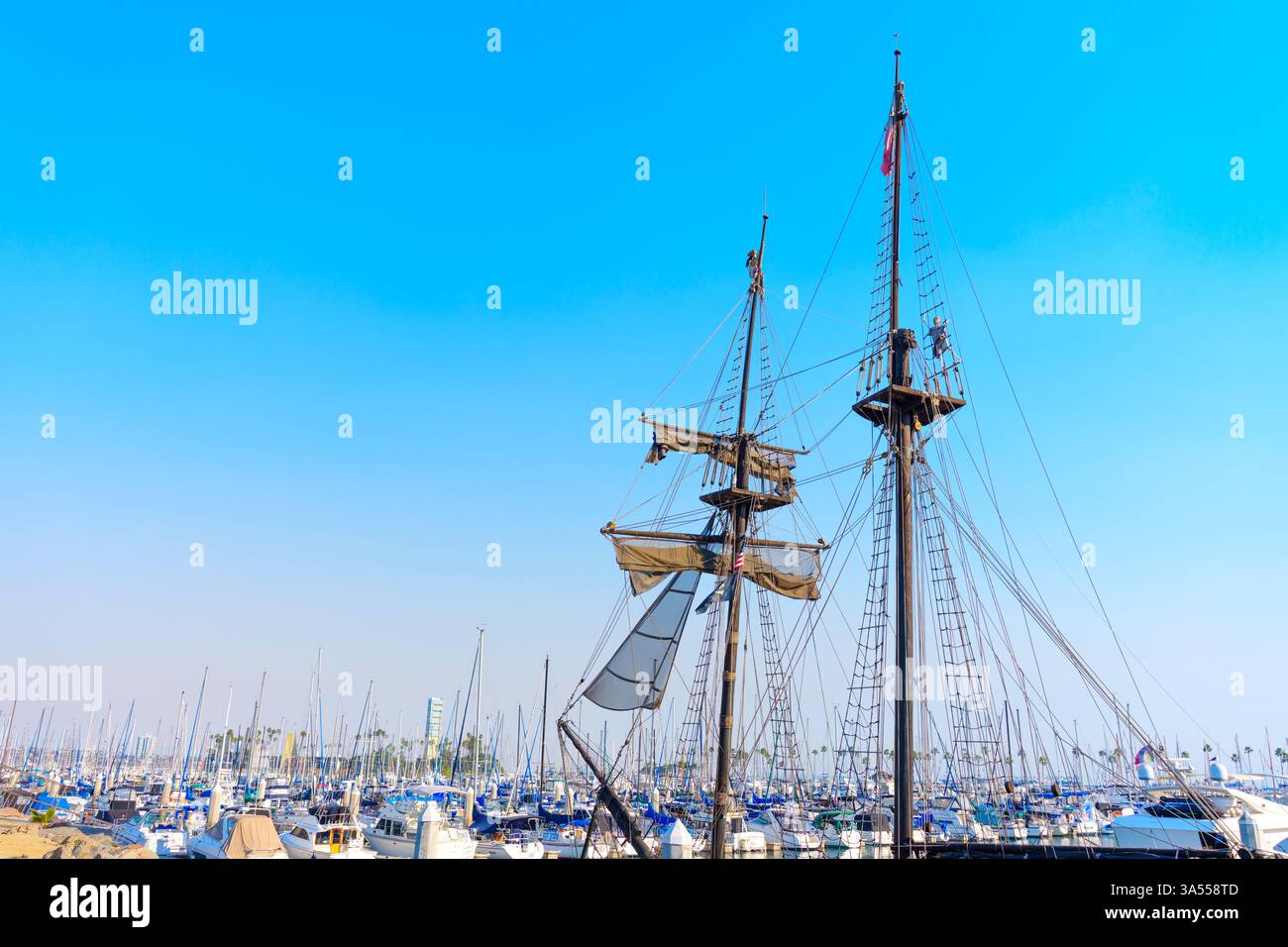 Long Beach, Californie - 11 janvier 2025 : authentique bateau pirate brigantin, Devil's Gauntlet, amarré à Shoreline Village à long Beach, Californie, Banque D'Images