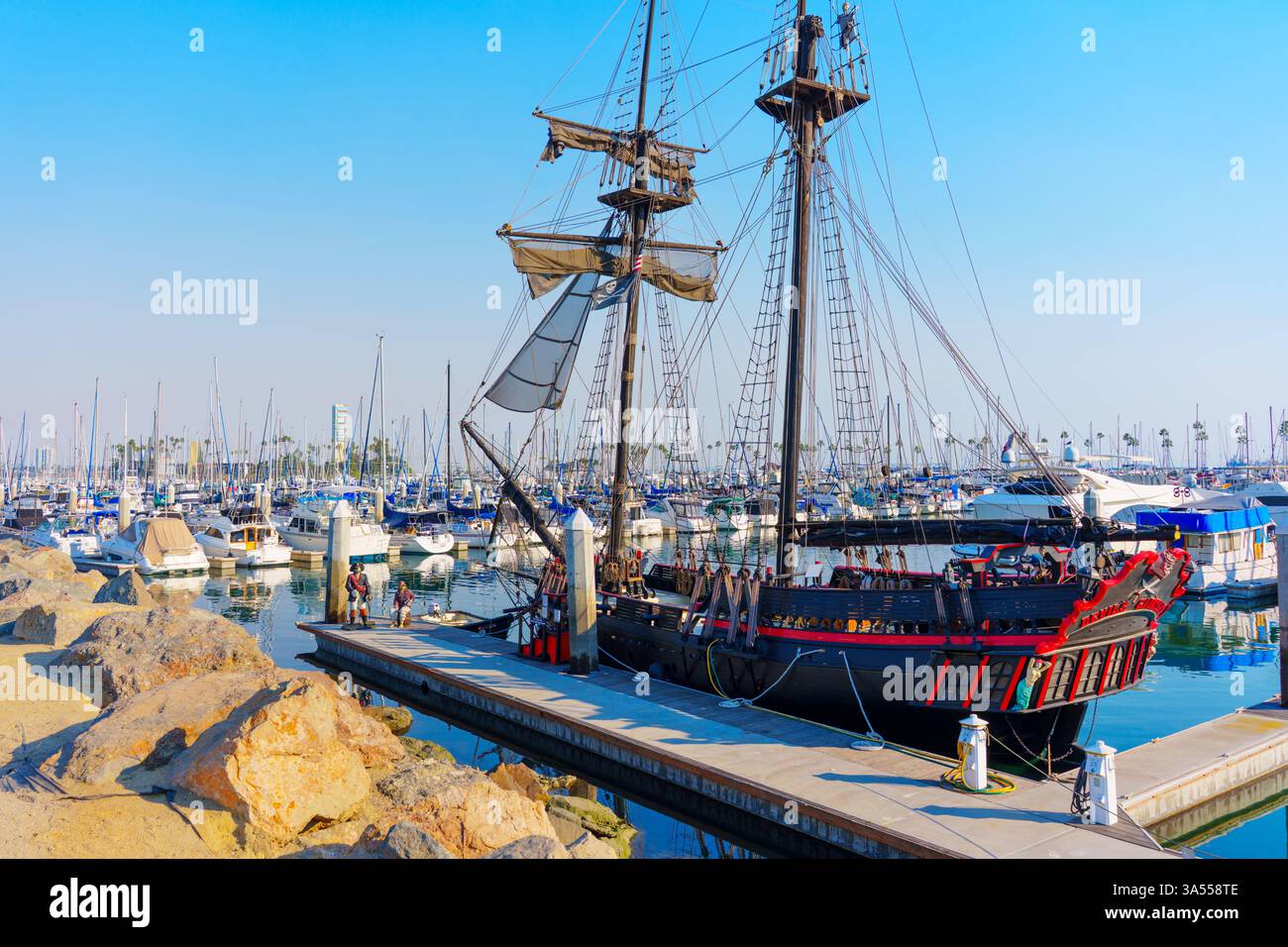Long Beach, Californie - 11 janvier 2025 : bateau pirate brigantin d'époque, le Devil's Gauntlet, est amarré paisiblement à Shoreline Village à long Bea Banque D'Images