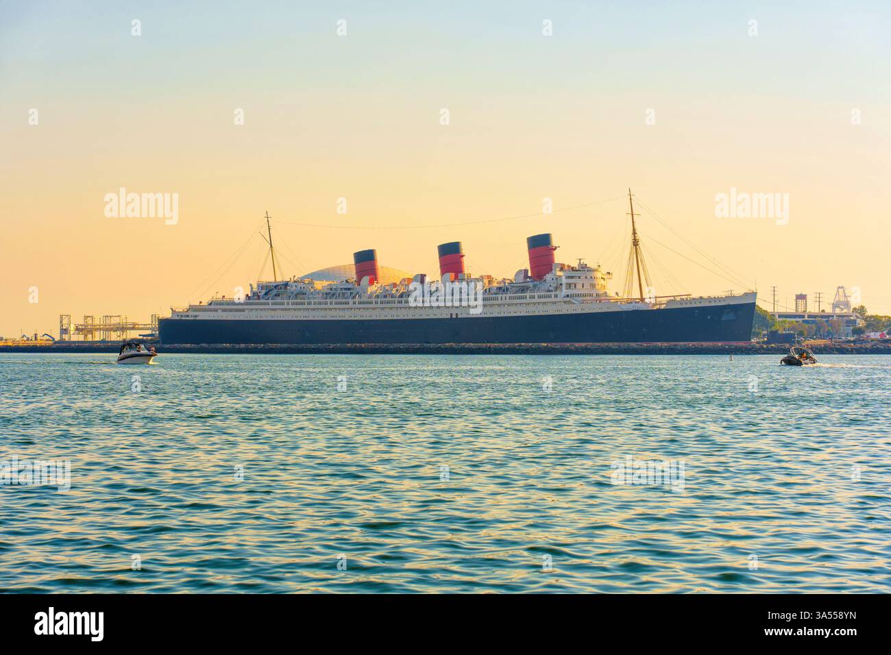 Long Beach, Californie - 11 janvier 2025 : le navire emblématique Queen Mary est ancré à long Beach, Californie, vu dans un plan grand angle au coucher du soleil, re Banque D'Images