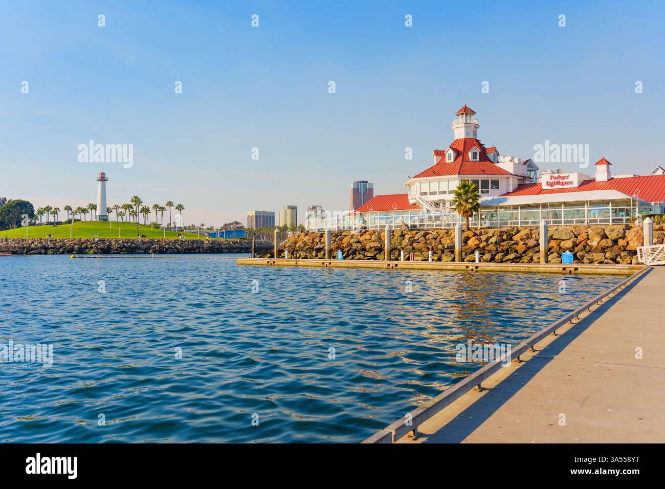 Long Beach, Californie - 11 janvier 2025 : belle vue sur le restaurant Parker's Lighthouse à Shoreline Village, avec l'architecture saisissante, Banque D'Images