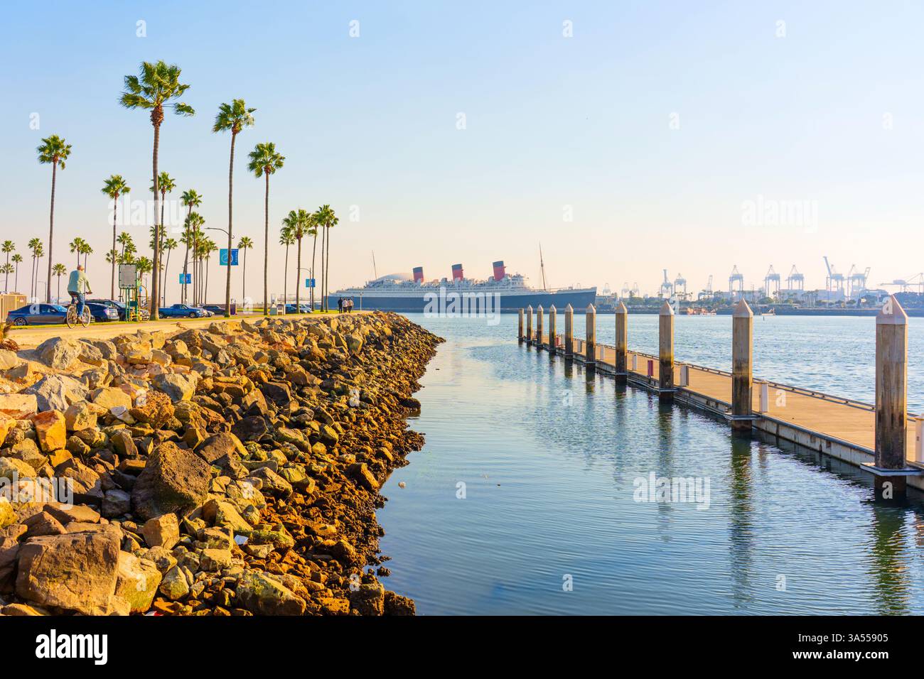 Long Beach, Californie - 11 janvier 2025 : scène pittoresque mettant en vedette l'emblématique navire Queen Mary amarré à long Beach, Californie, entouré de palmiers Banque D'Images