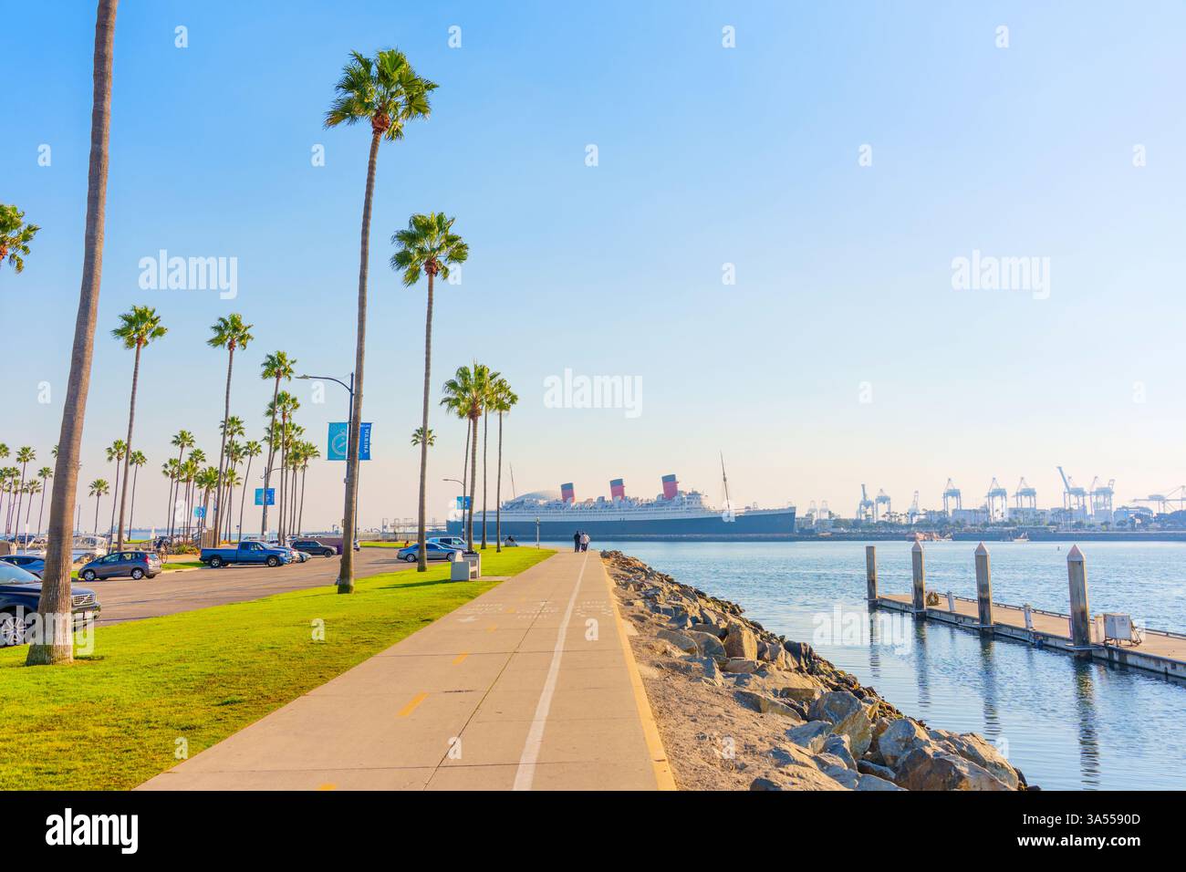 Long Beach, Californie - 11 janvier 2025 : vue pittoresque sur le Queen Mary depuis la promenade sereine du rivage de long Beach, Californie Banque D'Images