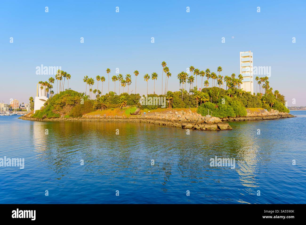 Long Beach, Californie - 11 janvier 2025 : vue pittoresque de Island Grissom à long Beach, Californie avec des palmiers luxuriants, des eaux calmes et un Banque D'Images