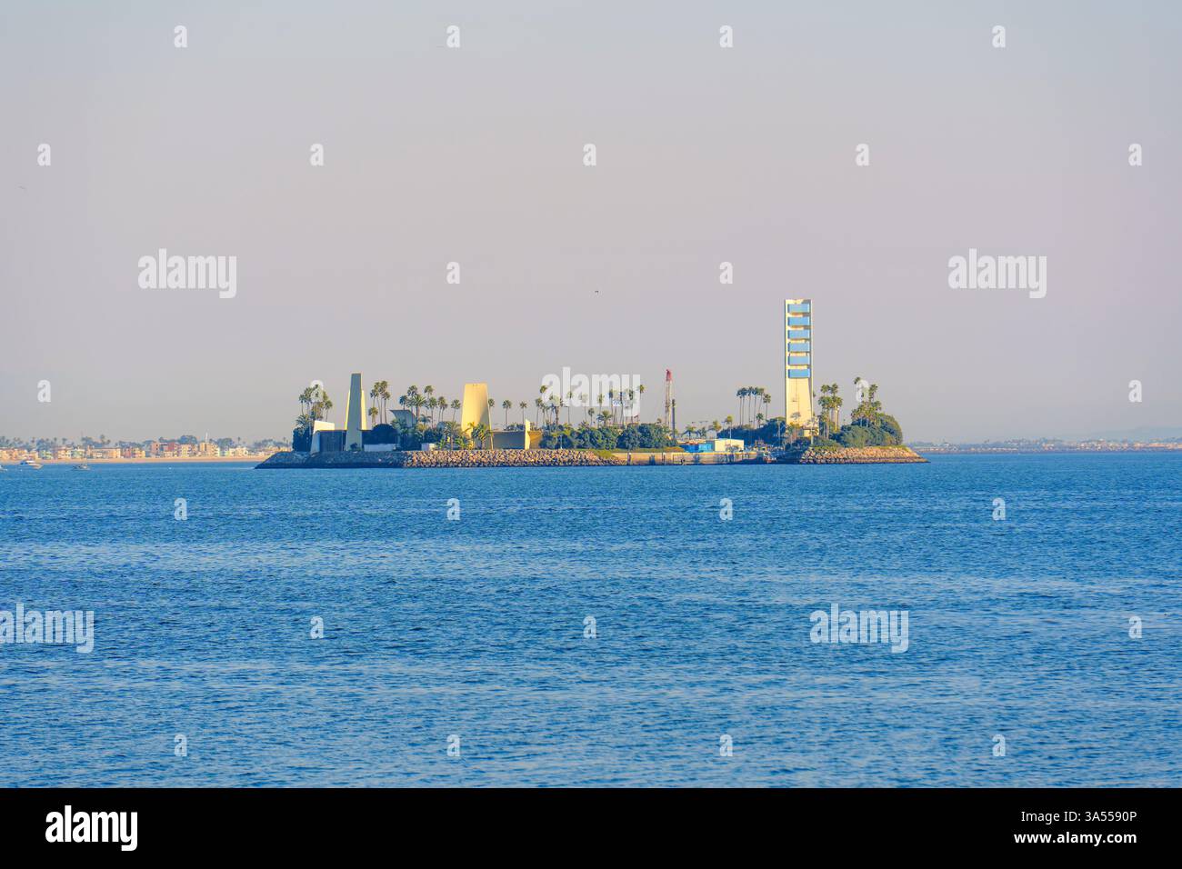 Long Beach, Californie - 11 janvier 2025 : Island Grissom à long Beach, Californie présente un monument, des palmiers et les eaux océaniques environnantes Banque D'Images