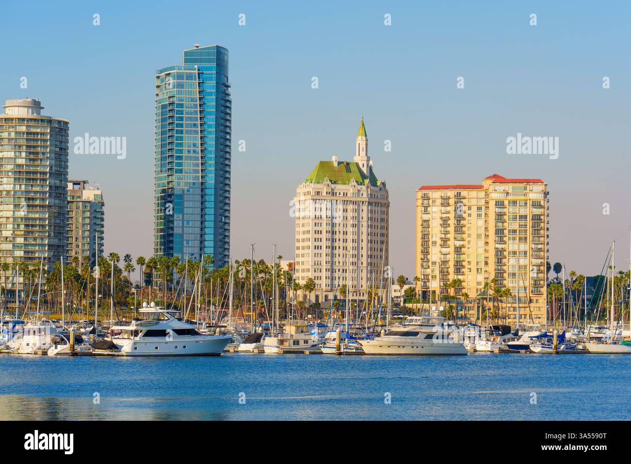 Long Beach, Californie - 11 janvier 2025 : le port de plaisance pittoresque de long Beach, Californie, propose des yachts amarrés le long de bâtiments de grande hauteur sous un c Banque D'Images