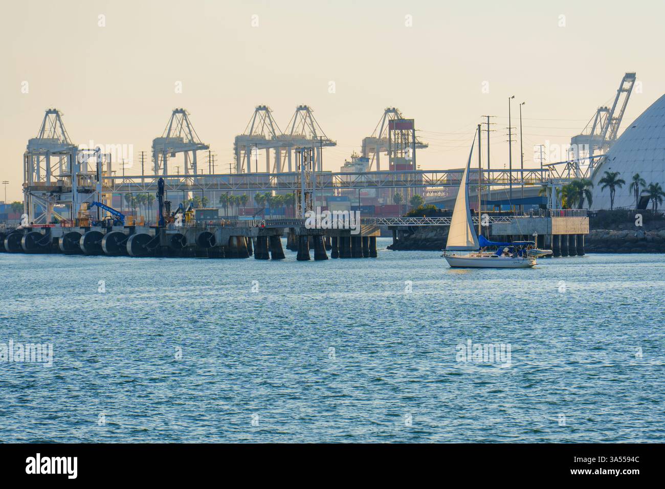 Long Beach, Californie - 11 janvier 2025 : vue pittoresque sur le port animé de long Beach, présentant les opérations de transport maritime, d'importation et d'exportation Banque D'Images