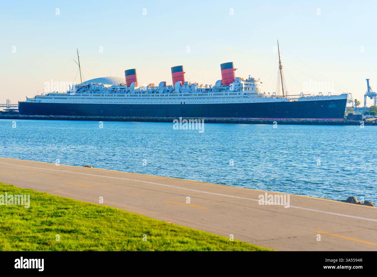 Long Beach, Californie - 11 janvier 2025 : L'emblématique Queen Mary, paquebot historique et musée, flotte majestueusement dans le port de long Beach pendant un Banque D'Images