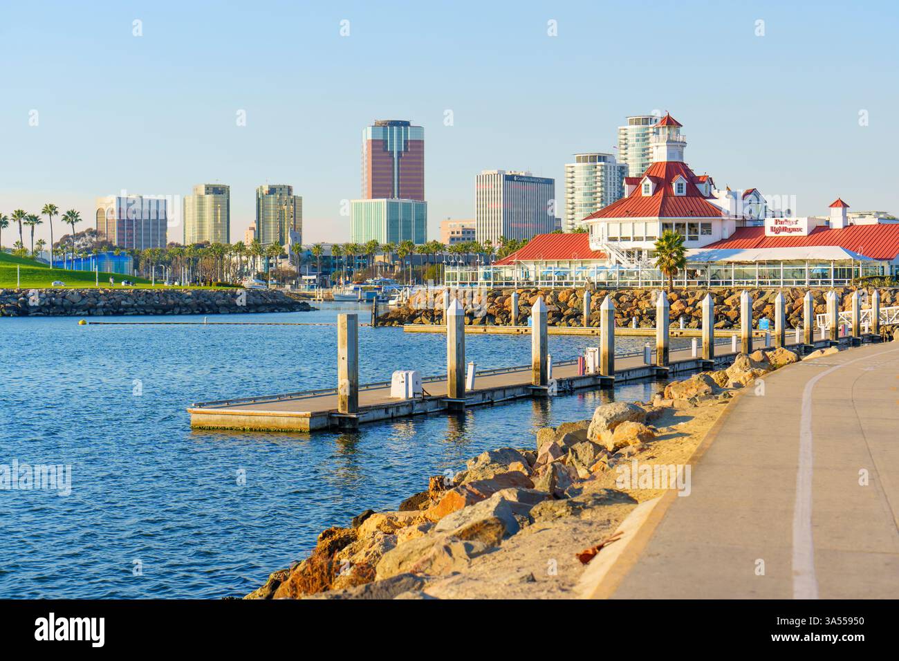 Long Beach, Californie - 11 janvier 2025 : le restaurant de fruits de mer Parker's Lighthouse niché dans Shoreline Village, avec une vue imprenable sur les Banque D'Images