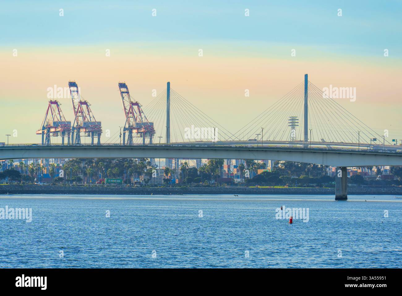 Long Beach, Californie - 11 janvier 2025 : vue d'un pont à haubans et d'imposantes grues portuaires à long Beach, Californie, mettant en vedette des équipements industriels et Banque D'Images