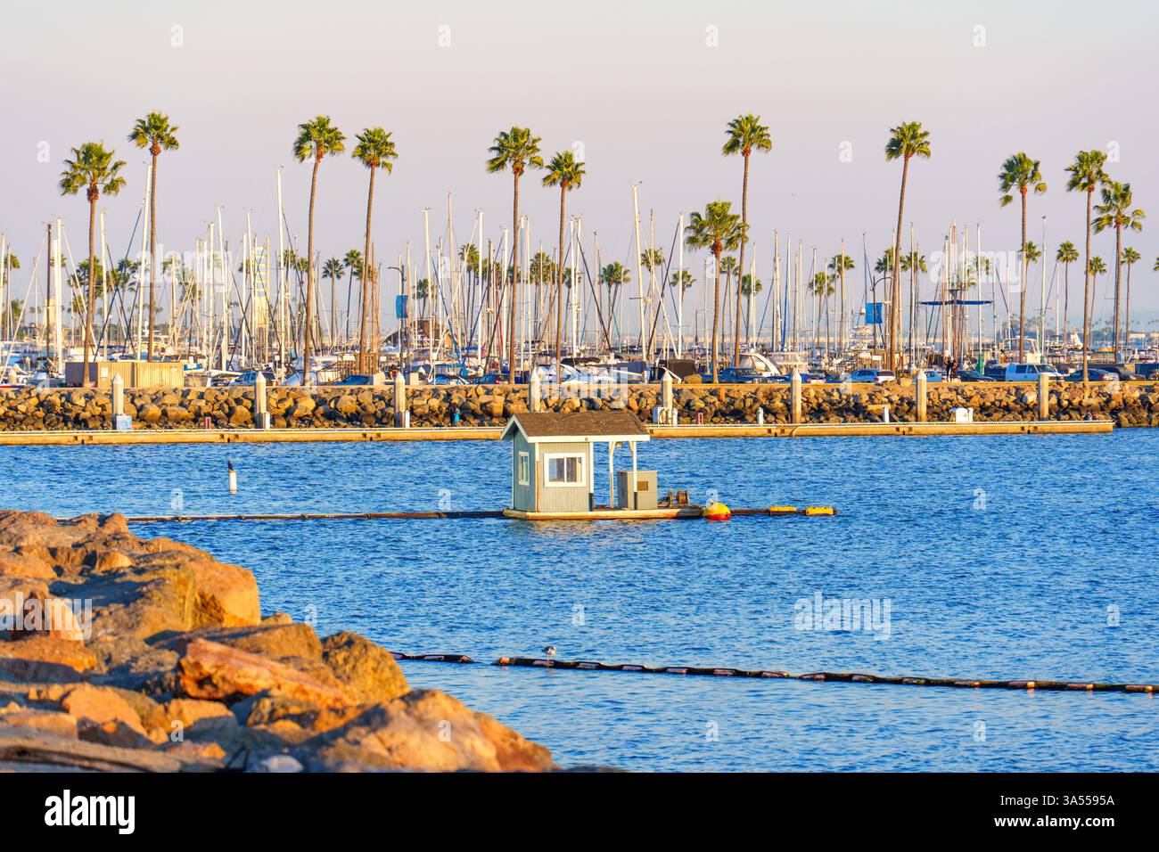 Long Beach, Californie - 11 janvier 2025 : belle journée ensoleillée à long Beach, Californie, avec une maison de bateau colorée sur des eaux calmes, entourée de p Banque D'Images