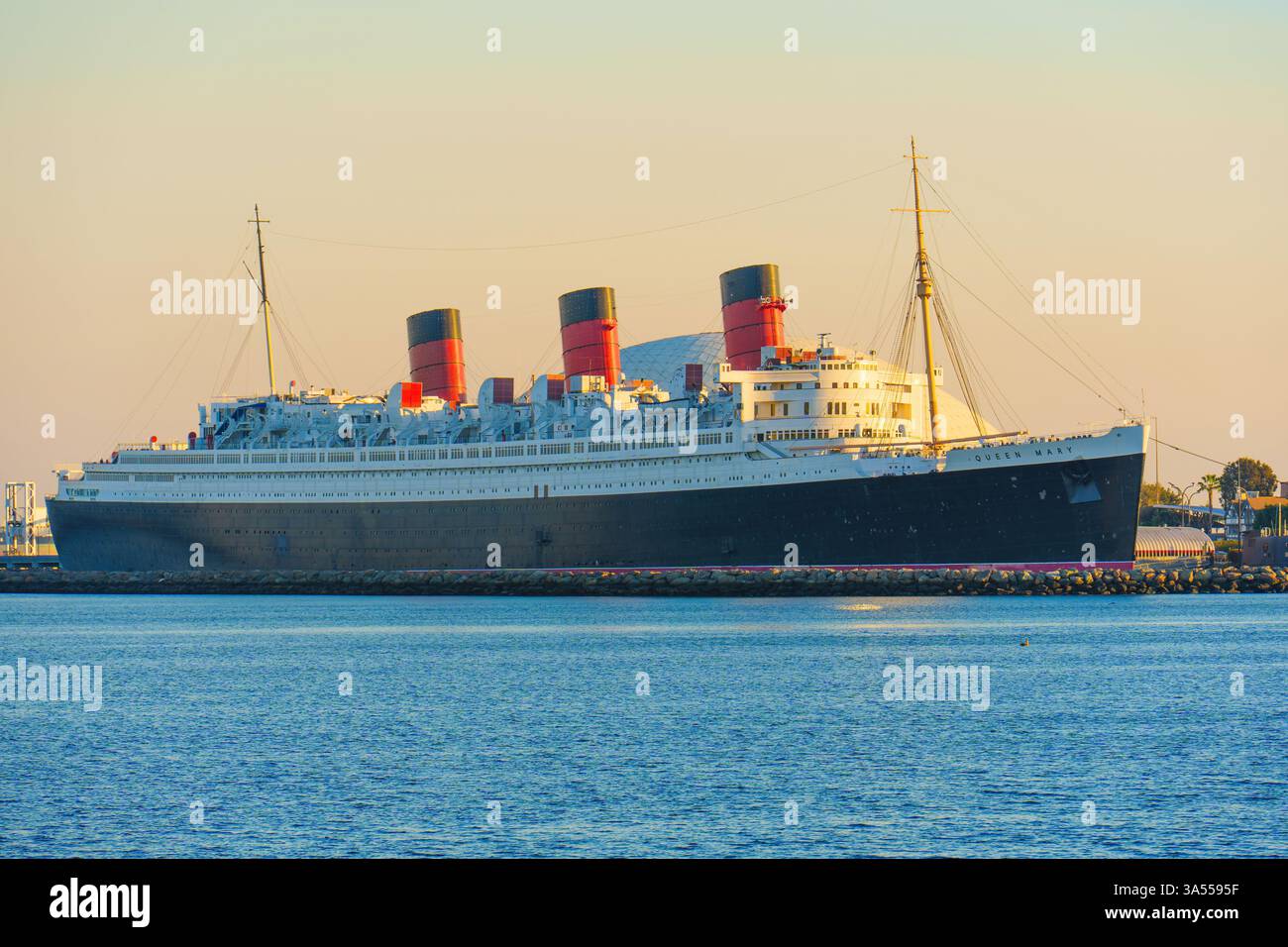 Long Beach, Californie - 11 janvier 2025 : L'emblématique paquebot Queen Mary, transformé en hôtel flottant et musée, est amarré à long Beach, Californie Banque D'Images
