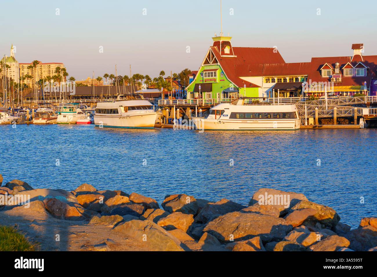 Long Beach, Californie - 11 janvier 2025 : salle à manger colorée à Shoreline Village, long Beach, Californie, avec des bateaux amarrés au coucher du soleil avec vi Banque D'Images