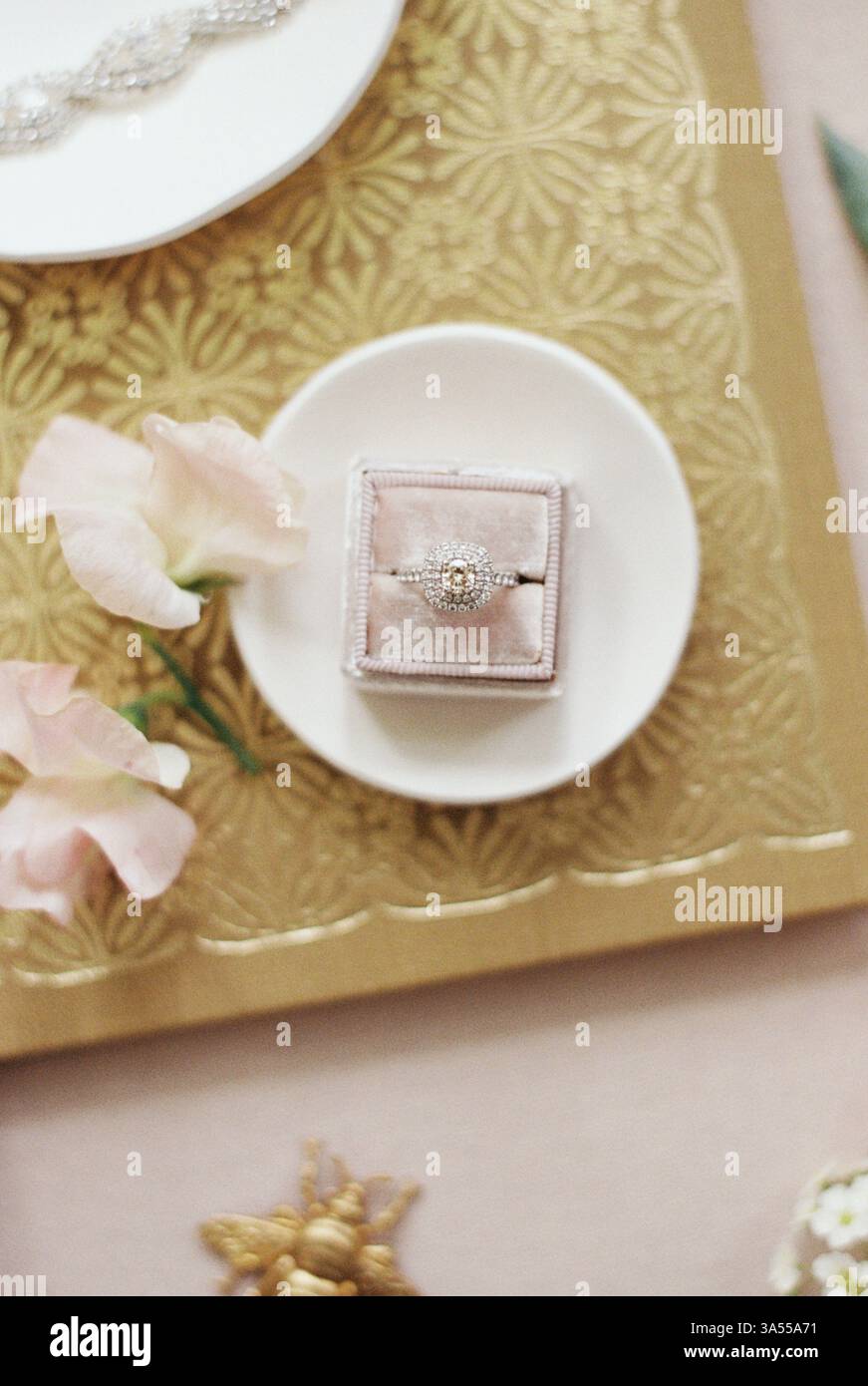 bague de fiançailles dans une boîte à anneaux rose pâle avec des détails floraux Banque D'Images