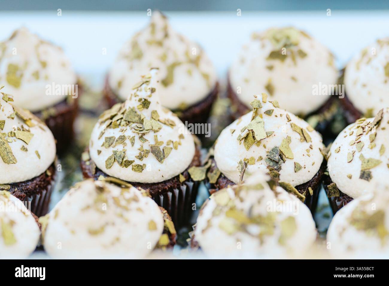 Gros plan de cupcakes au chocolat garni de flocons de pistache Banque D'Images