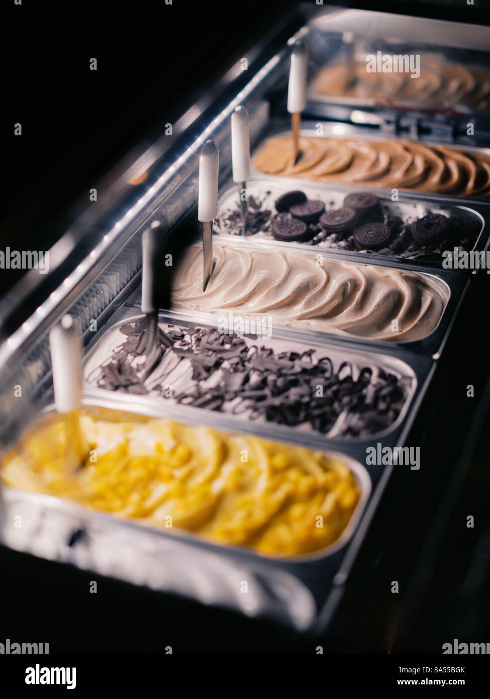 Une sélection de saveurs crémeuses de gelato présentées dans un écrin à dessert Banque D'Images