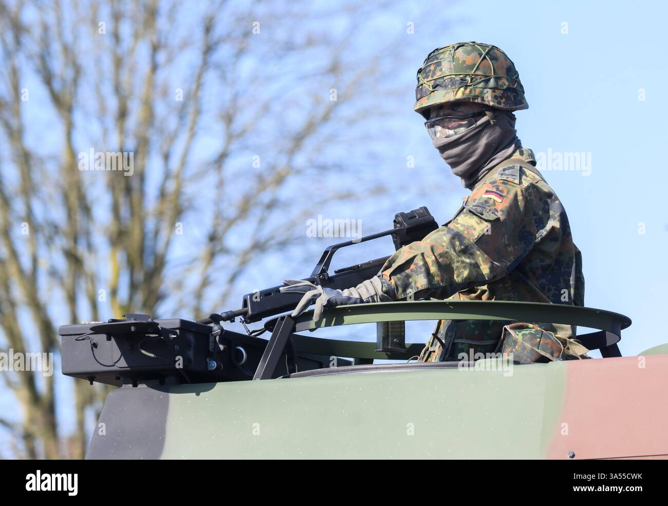 Hanovre, Allemagne. 21 mars 2025. Un convoi de véhicules de la Bundeswehr et de soldats lourdement armés emprunte une route au nord de Hanovre. Environ 320 véhicules militaires traversent la basse-Saxe aujourd'hui pour un exercice de la Bundeswehr - ce qui entraine des restrictions de circulation. Selon la Bundeswehr, 16 convois en provenance de Hesse, de Rhénanie du Nord-Westphalie et de basse-Saxe souhaitent faire escale à Hanovre. Crédit : Julian Stratenschulte/dpa/Alamy Live News Banque D'Images