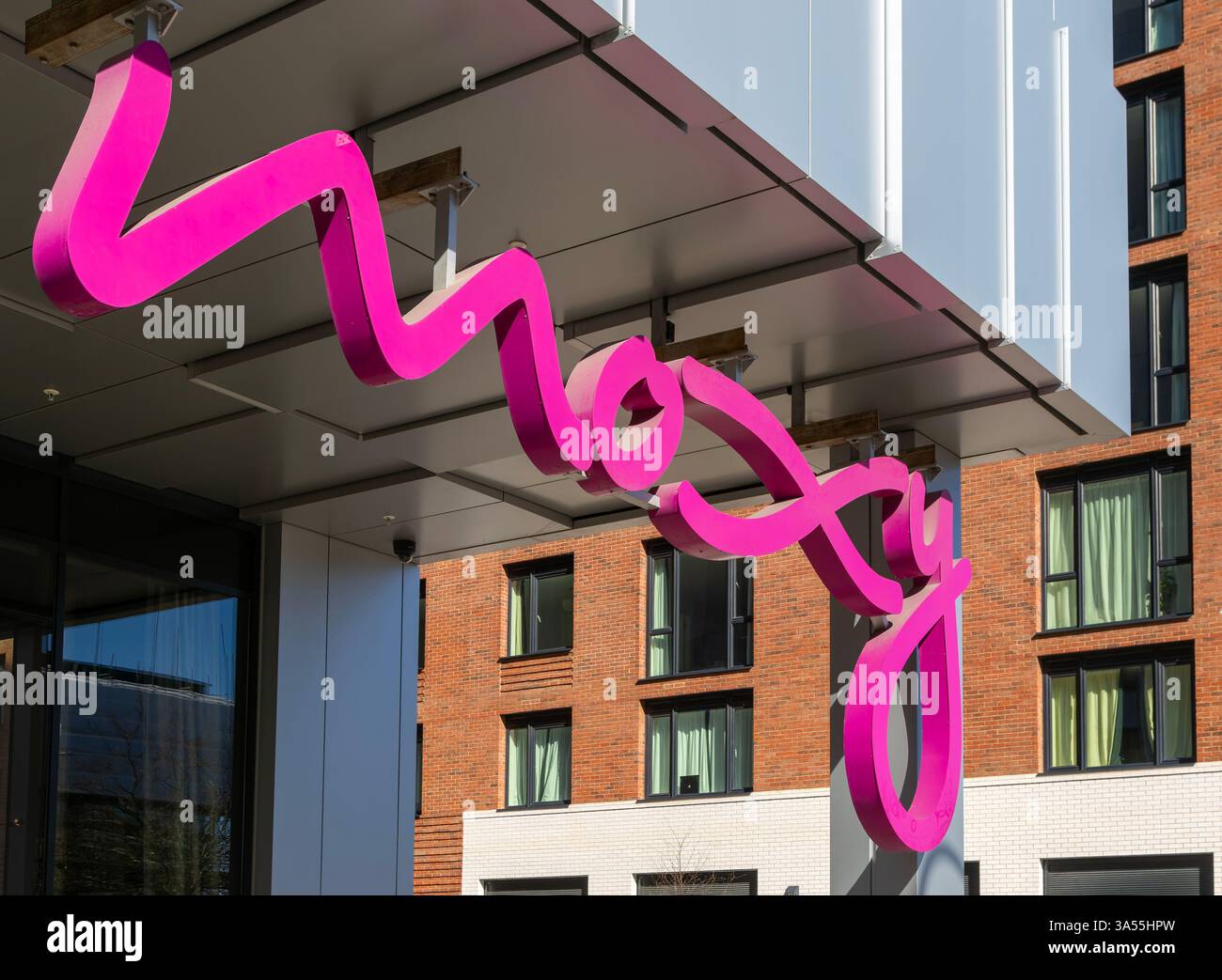 Enseigne de la chaîne hôtelière MOXY, Avebury Boulevard, Milton Keynes Central, Buckinghamshire, Angleterre, ROYAUME-UNI Banque D'Images Enseigne de la chaîne hôtelière MOXY, Avebury Boulevard, Milton Keynes Central, Buckinghamshire, Angleterre, ROYAUME-UNI Banque D'Images