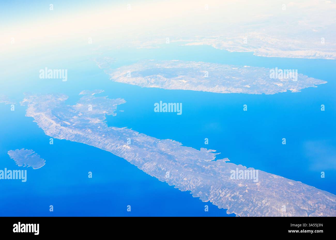 Photo aérienne avec la côte croate à couper le souffle avec des masses terrestres allongées entourées par la mer Adriatique. Formes distinctes des îles et des péninsules Banque D'Images
