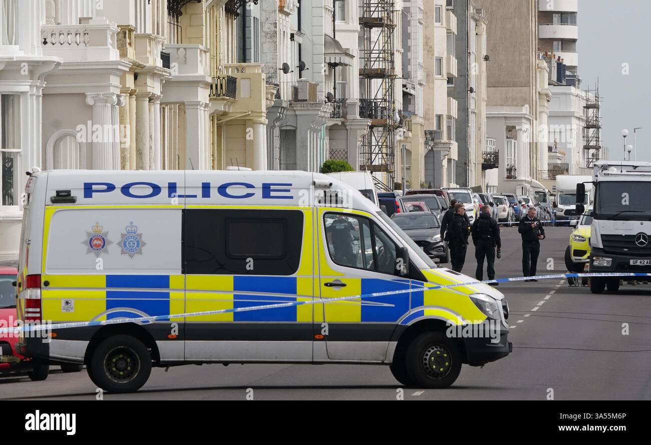 Les services d'urgence sur les lieux de la marina A259, alors que les résidents ont été évacués après que la police a déclaré un incident majeur suite à la découverte de produits chimiques « explosifs » dans une propriété de St Leonards, East Sussex. La police du Sussex a assisté à l'adresse sur la marina A259 jeudi où ils ont trouvé les produits chimiques qu'ils disent "menacer la vie". Date de la photo : vendredi 21 mars 2025. Banque D'Images
