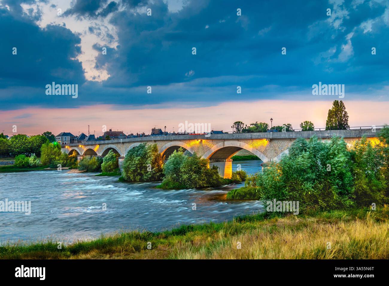 Scène nocturne du pont routier sur la Loire à Amboise - Indre-et-Loire (37), France. Banque D'Images