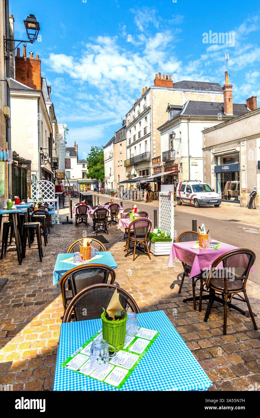 Tables et chaises de terrasse de restaurant et bistrot pour le déjeuner dans la rue du centre-ville - Tours, Indre-et-Loire (37), France. Banque D'Images