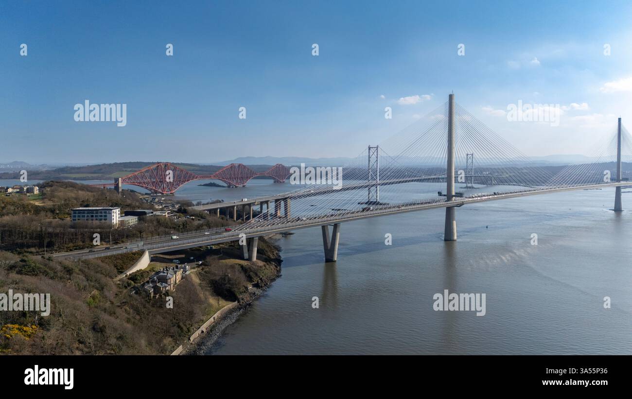 Vue aérienne des trois ponts enjambant le Firth of Forth près d'Édimbourg, en Écosse. Les trois ponts représentent différentes époques de l'ingénierie. Banque D'Images