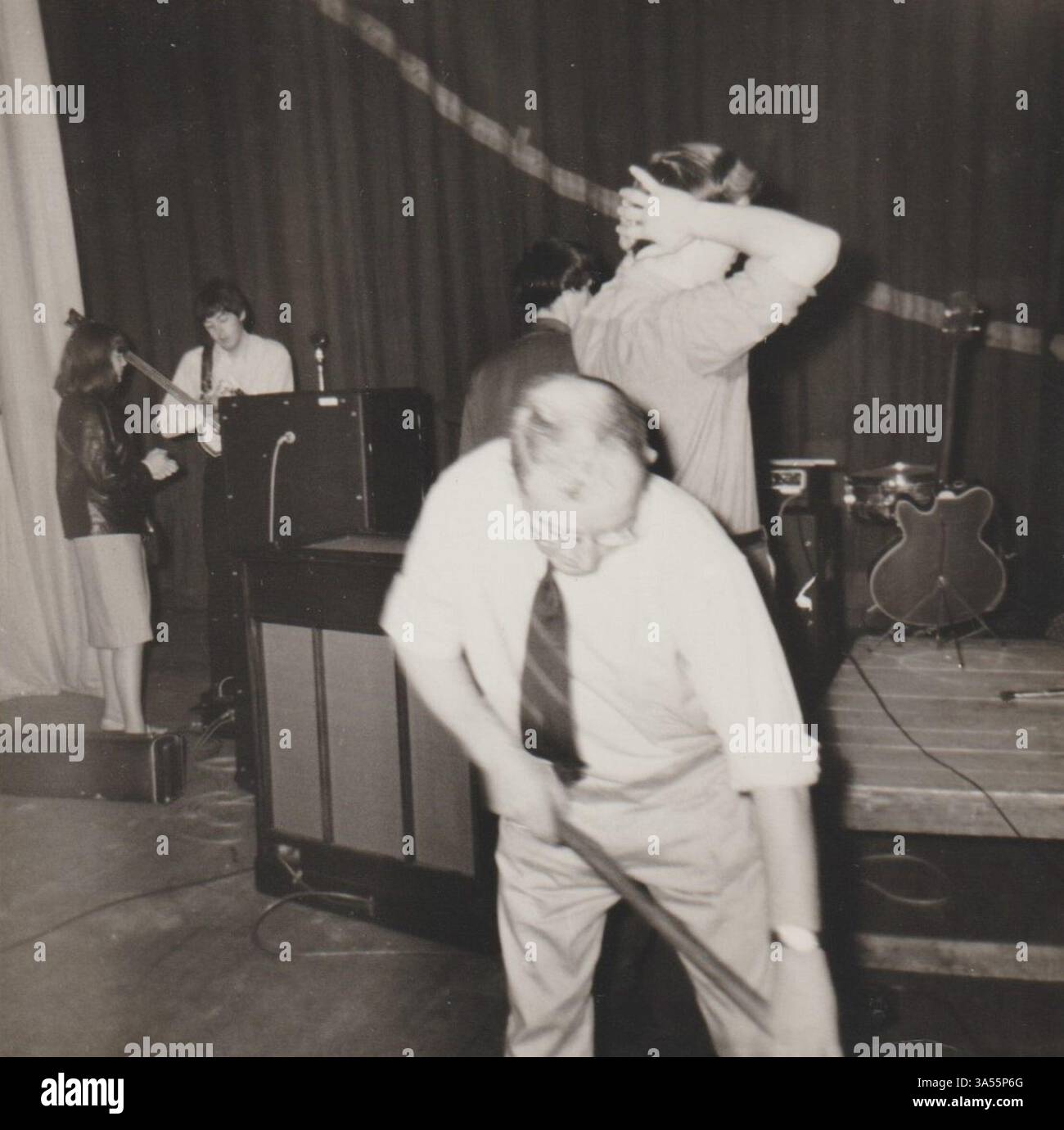 Paul McCartney des Beatles signant un Autograph après Un concert, 1964 Banque D'Images