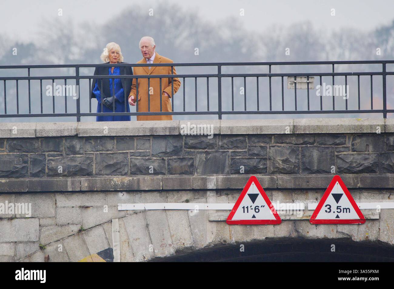 Le roi Charles III et la reine Camilla lors d'une visite à Banbridge le troisième jour de la visite royale en Irlande du Nord. Date de la photo : vendredi 21 mars 2025. Banque D'Images