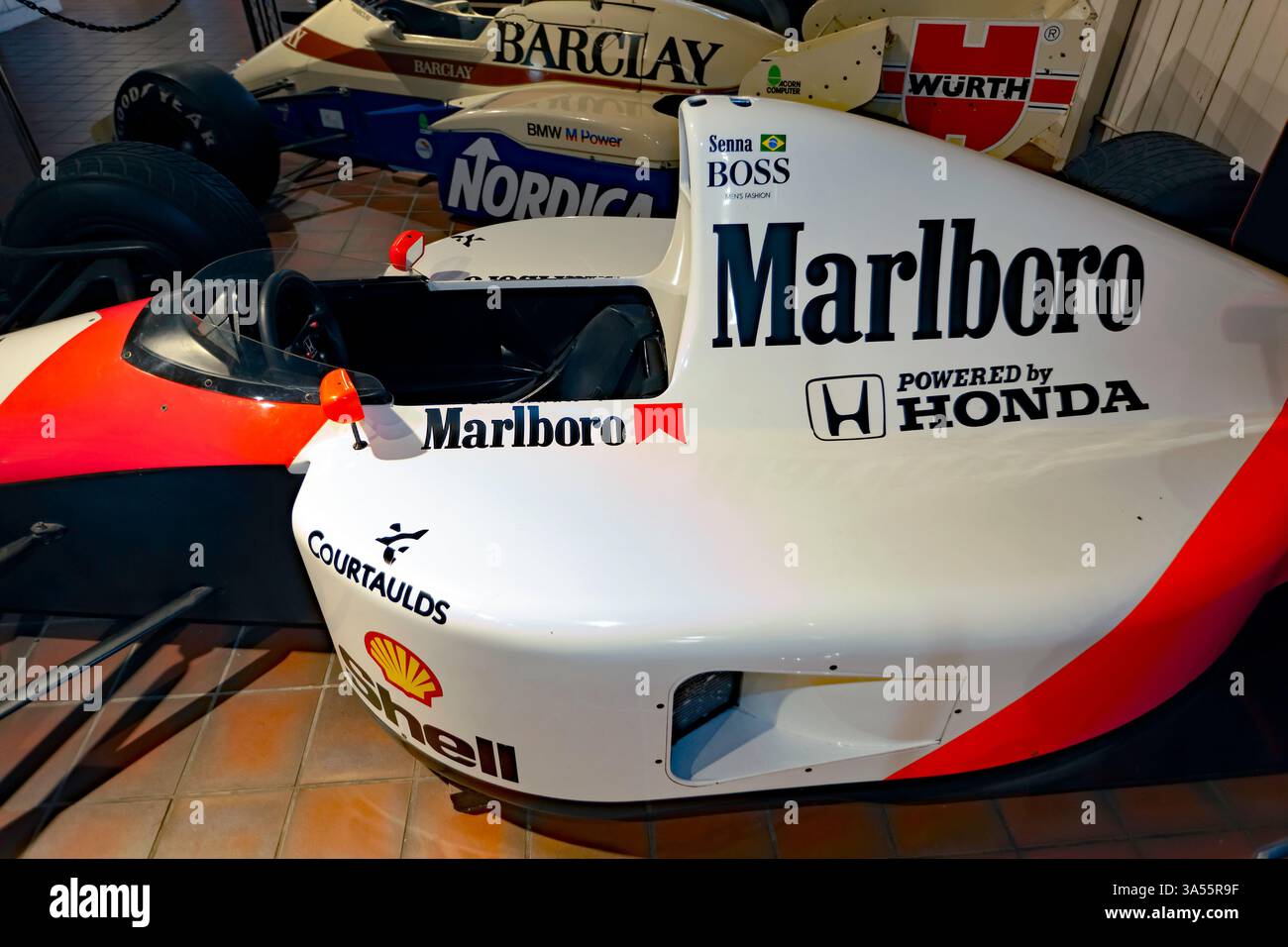 Vue latérale rapprochée d'une McLaren MP4/6 F1 Show car 1991, dans le hangar Jackson, au Brooklands Museum, Weybridge Banque D'Images