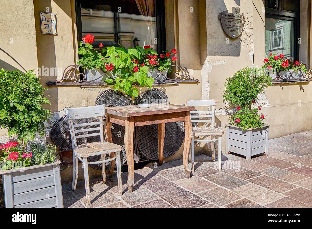 En dehors de la rue Cafe et restaurants dans les rues de la vieille ville du centre de la place dans la ville de Cracovie, Pologne, Europe Banque D'Images