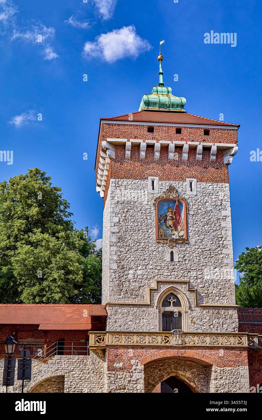 Florian Gate est l'une des tours gothiques polonaises les plus connues et un point focal dans la vieille ville de Cracovie. Il a été construit vers le 14ème siècle, Cracovie, Pologne Banque D'Images Florian Gate est l'une des tours gothiques polonaises les plus connues et un point focal dans la vieille ville de Cracovie. Il a été construit vers le 14ème siècle, Cracovie, Pologne Banque D'Images