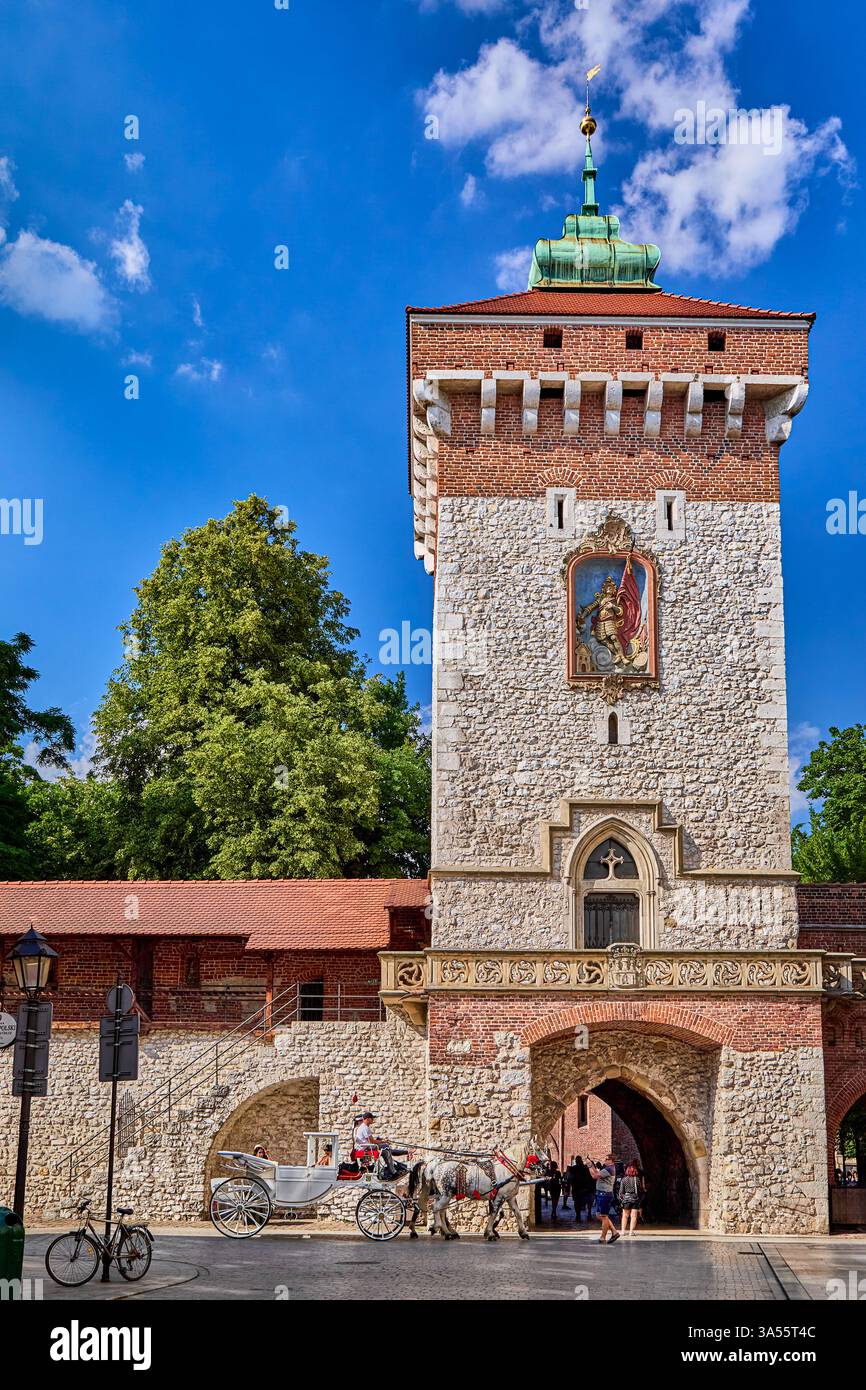 Florian Gate est l'une des tours gothiques polonaises les plus connues et un point focal dans la vieille ville de Cracovie. Il a été construit vers le 14ème siècle, Cracovie, Pologne Banque D'Images Florian Gate est l'une des tours gothiques polonaises les plus connues et un point focal dans la vieille ville de Cracovie. Il a été construit vers le 14ème siècle, Cracovie, Pologne Banque D'Images