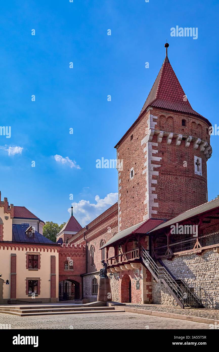 La tour Stolarska, communément appelée la tour du charpentier a été construite au 15ème siècle, elle est couronnée d'une galerie et d'un toit conique, Cracovie, Pologne Banque D'Images La tour Stolarska, communément appelée la tour du charpentier a été construite au 15ème siècle, elle est couronnée d'une galerie et d'un toit conique, Cracovie, Pologne Banque D'Images