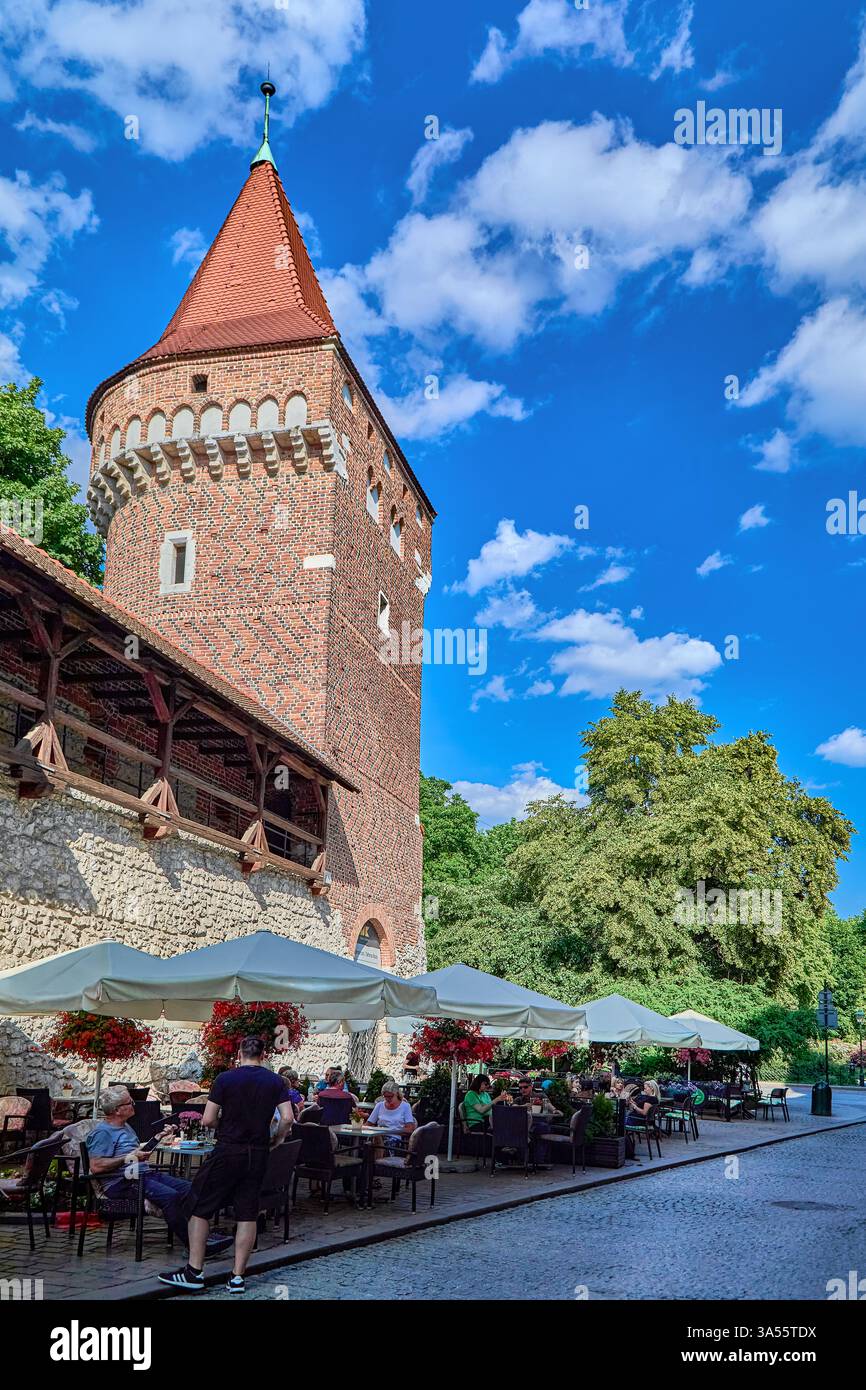 La tour Stolarska, communément appelée la tour du charpentier a été construite au 15ème siècle, elle est couronnée d'une galerie et d'un toit conique, Cracovie, Pologne Banque D'Images La tour Stolarska, communément appelée la tour du charpentier a été construite au 15ème siècle, elle est couronnée d'une galerie et d'un toit conique, Cracovie, Pologne Banque D'Images